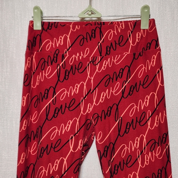 Lularoe Leggings Red Black Writing Cursive LOVE Soft OS One Size - Picture 2 of 6